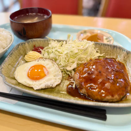 【横須賀】680円でこの満足感!元中華料理人が焼くふわふわハンバーグ「チーズモック in すえひろ」